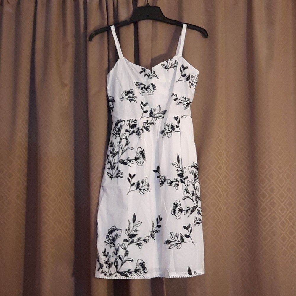 Jcrew sz 00 white dress with black wild flowers